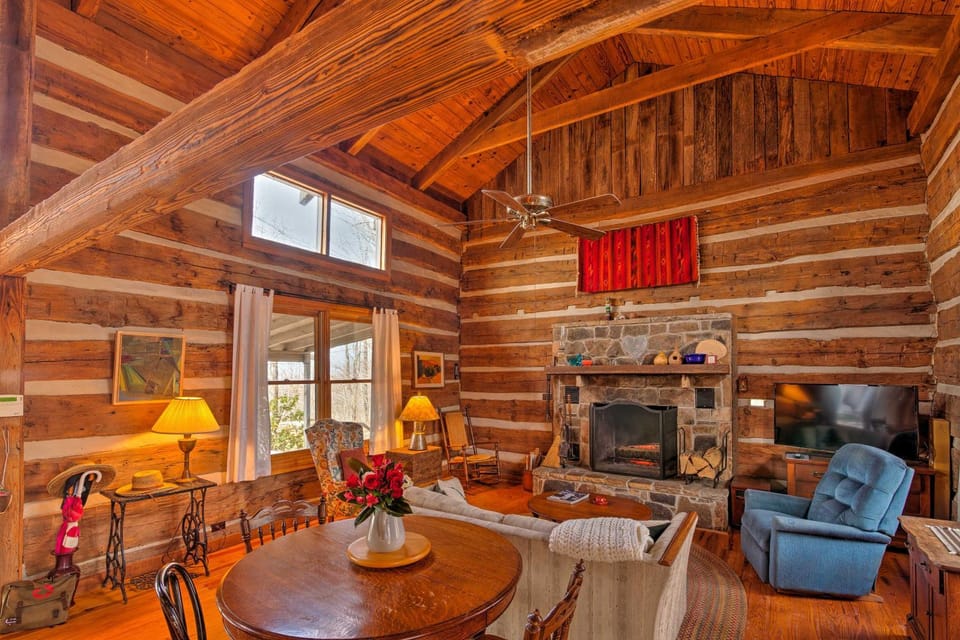 Cozy Cumberland Mountain Cabin w/ Stunning Views! Cabin in Tennessee