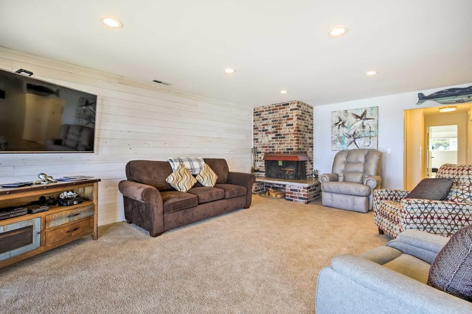 Beachfront Lincoln City Condo-Patio and Pool Access! Apartment in Lincoln Beach