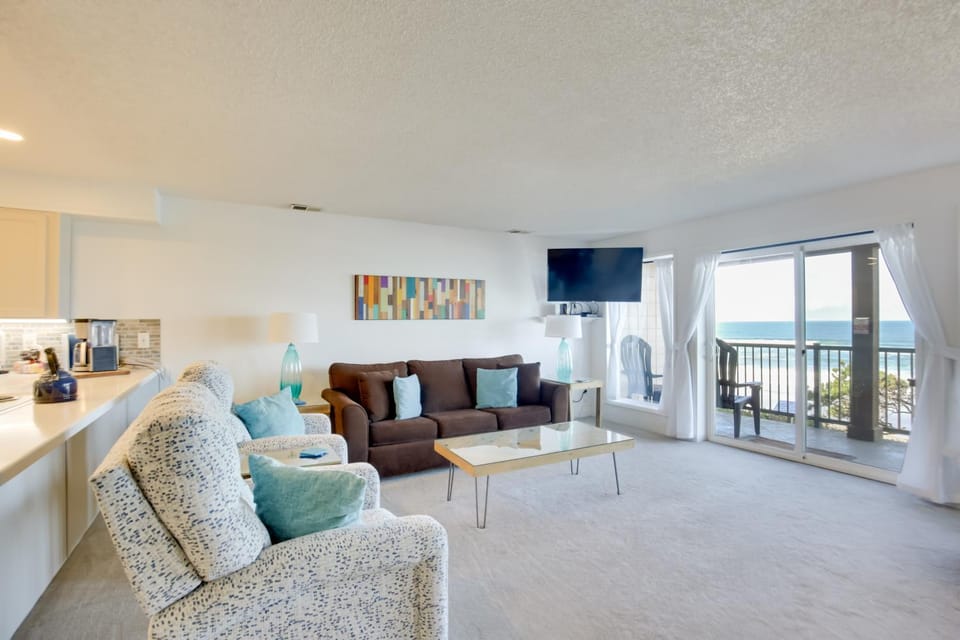 Lincoln City Beach Condo Clubhouse and Pool Access! Apartment in Lincoln Beach