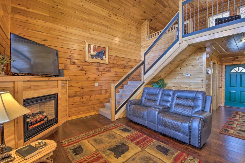 Gatlinburg Cabin w/ Pool Table & Hot Tub! Cabin in Gatlinburg