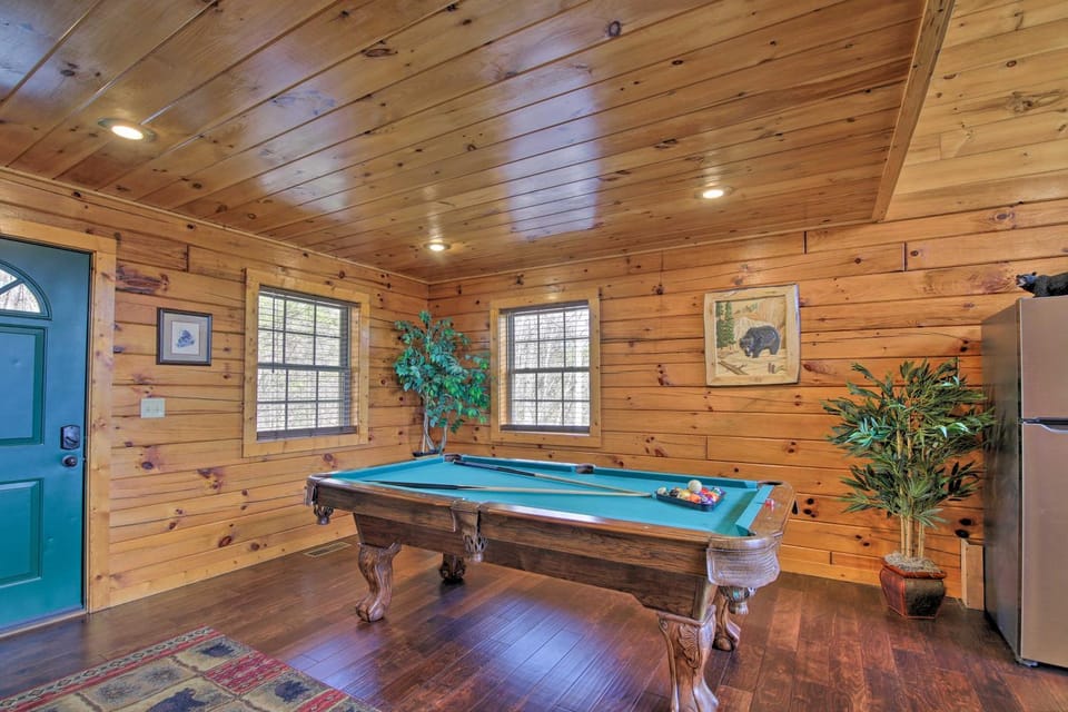 Gatlinburg Cabin w/ Pool Table & Hot Tub! Cabin in Gatlinburg