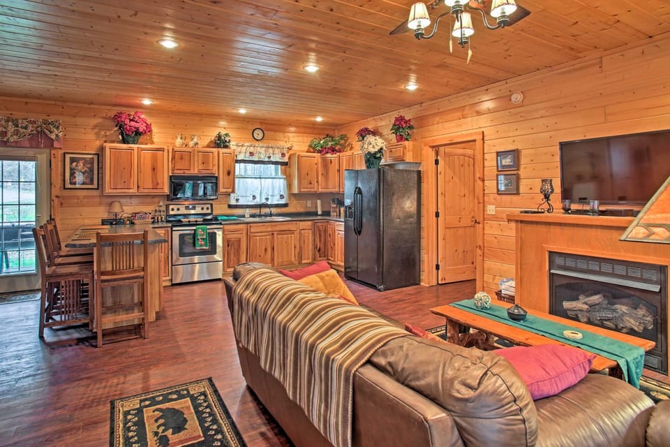 Creekside Cabin w/ Hot Tub in Gatlinburg! Cabin in Sevier County