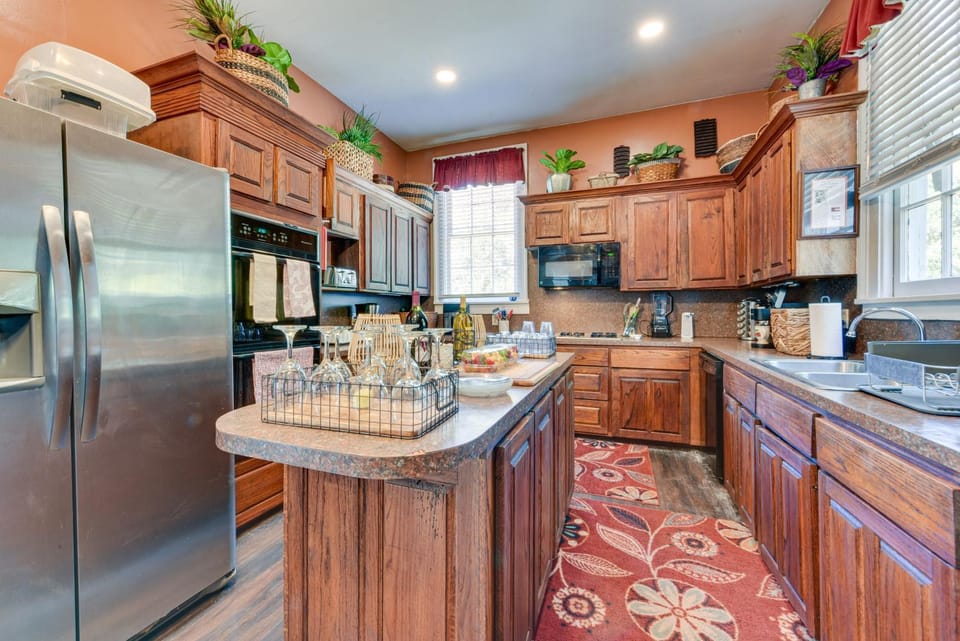 Historic 5,400-Sq-Ft Woodville Estate with Pool House in Mississippi