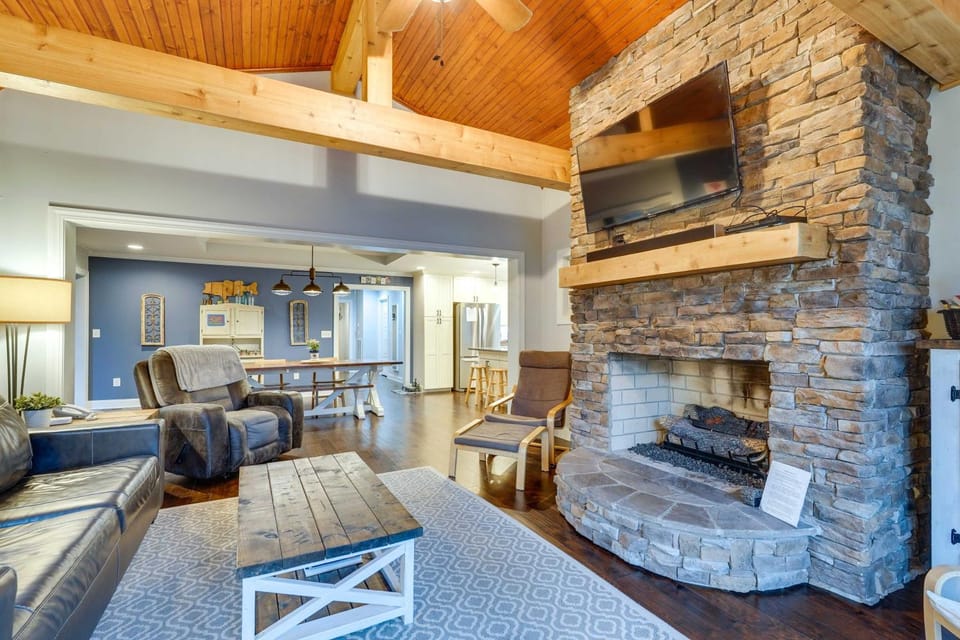 Lakefront Butler Home w/ Hot Tub & Fire Pit! House in Watauga Lake