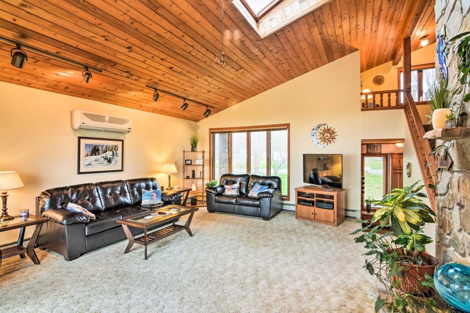 Brocton Escape: Skiing, Snowtubing, Hiking! House in Lake Erie