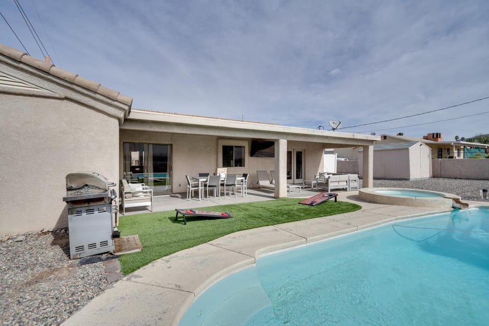 Lake Havasu Home w/ Fire Pit & Grill, 3 Mi to Lake House in Lake Havasu City