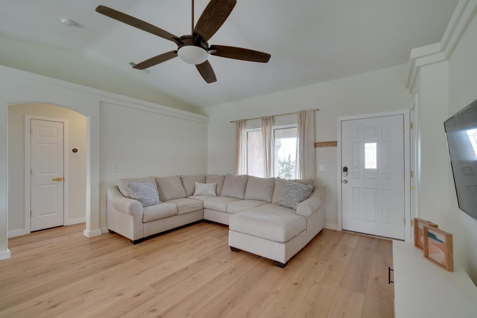 Lake Havasu Home w/ Fire Pit & Grill, 3 Mi to Lake House in Lake Havasu City