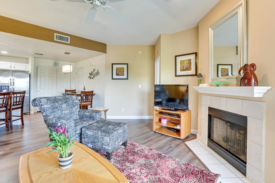 Getaway w/ Balcony & Spa: 13 Mi to Old Town House in Phoenix