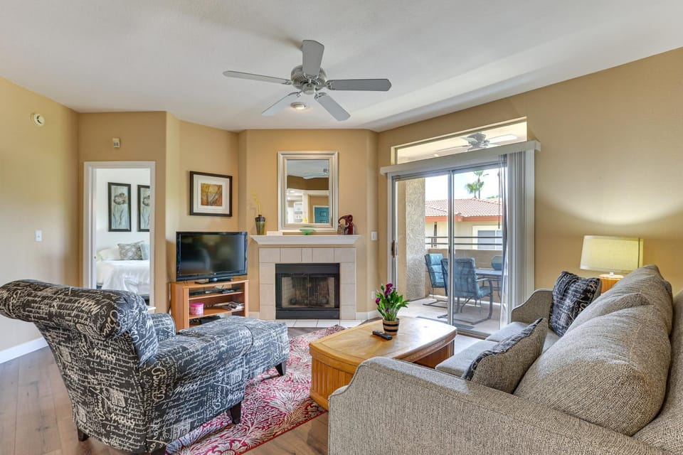 Getaway w/ Balcony & Spa: 13 Mi to Old Town House in Phoenix