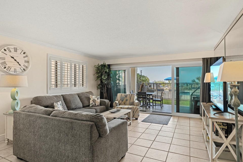 Miramar Beach Retreat - Beachfront & Poolside House in Miramar Beach