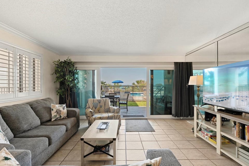 Miramar Beach Retreat - Beachfront & Poolside House in Miramar Beach