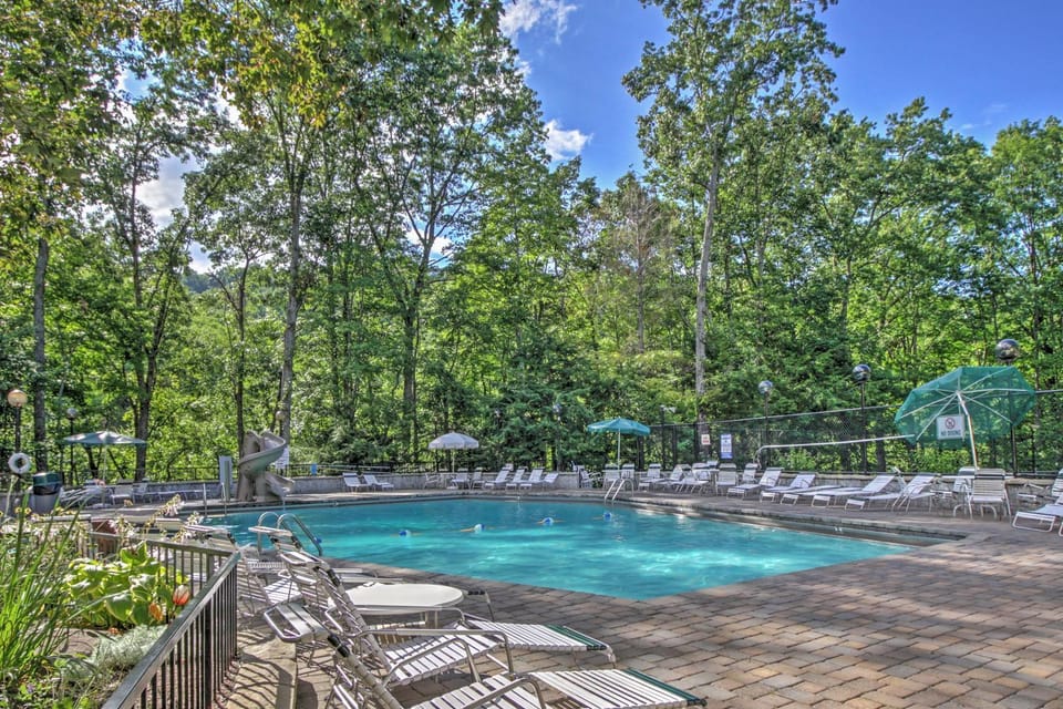 Mtn-View Cabin w/ Private Hot Tub in Gatlinburg! Cabin in Gatlinburg