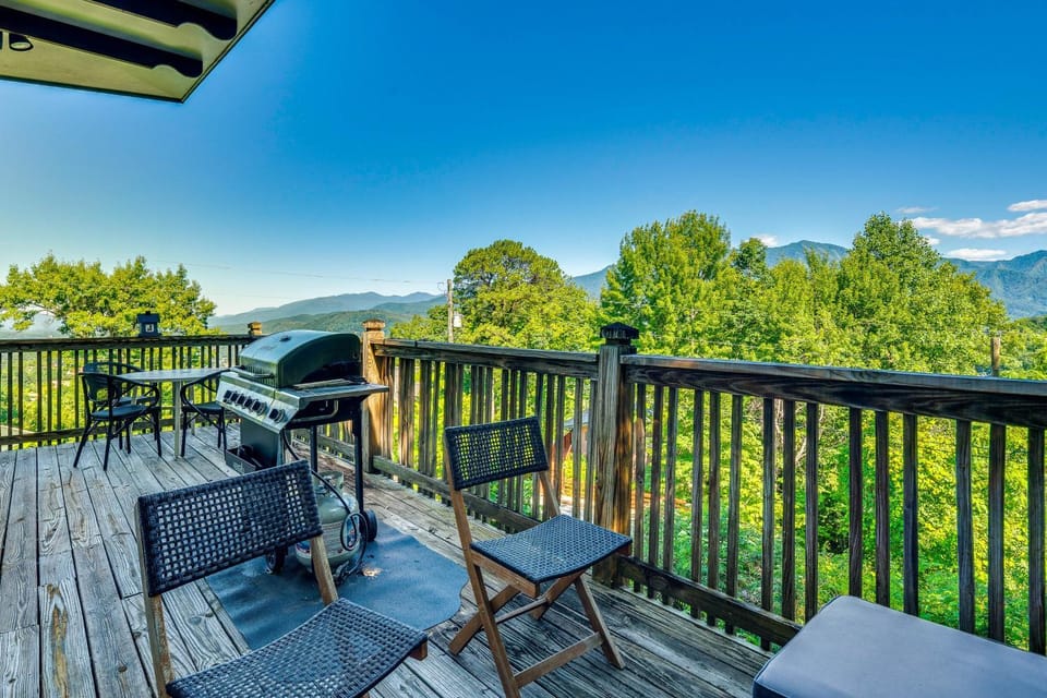 Mtn-View Cabin w/ Private Hot Tub in Gatlinburg! Cabin in Gatlinburg