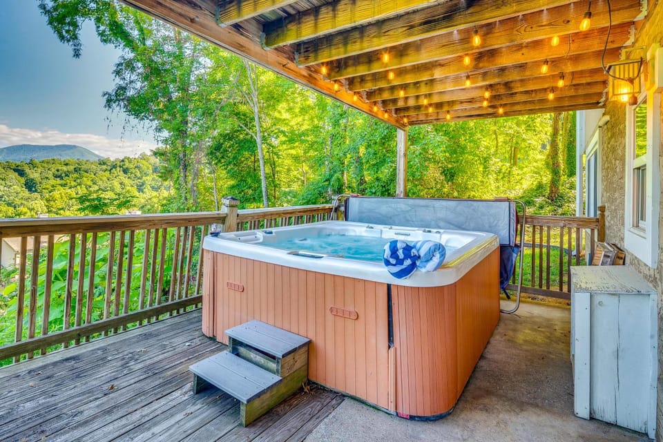 Mtn-View Cabin w/ Private Hot Tub in Gatlinburg! Cabin in Gatlinburg