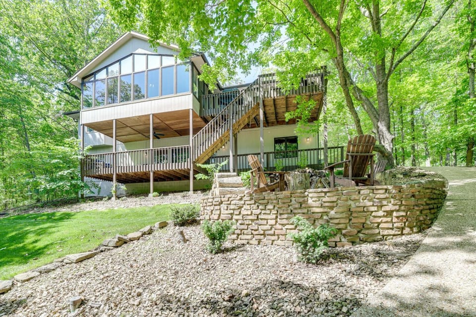 The Bella Vista Lakeside Treehouse Dock and Kayaks! House in Bella Vista