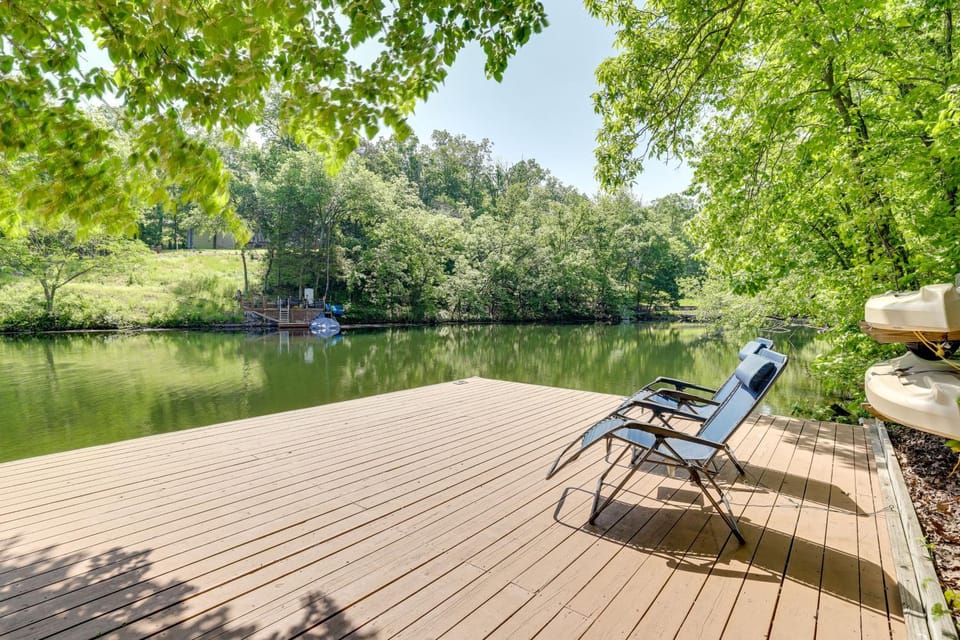 The Bella Vista Lakeside Treehouse Dock and Kayaks! House in Bella Vista