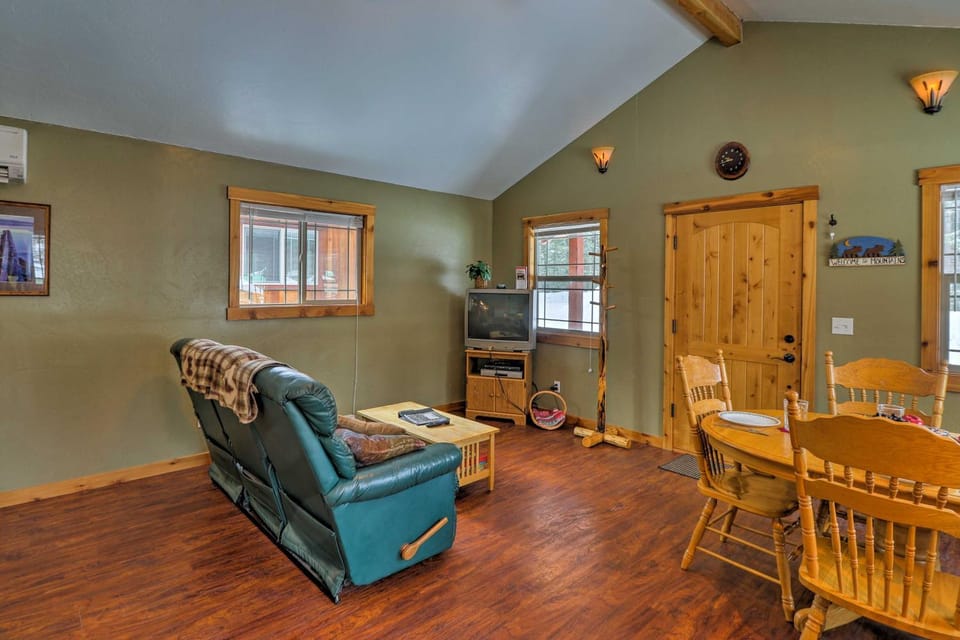 Hungry Horse Cabin: Deck, Fire Pit, Near Glacier! Cabin in Hungry Horse