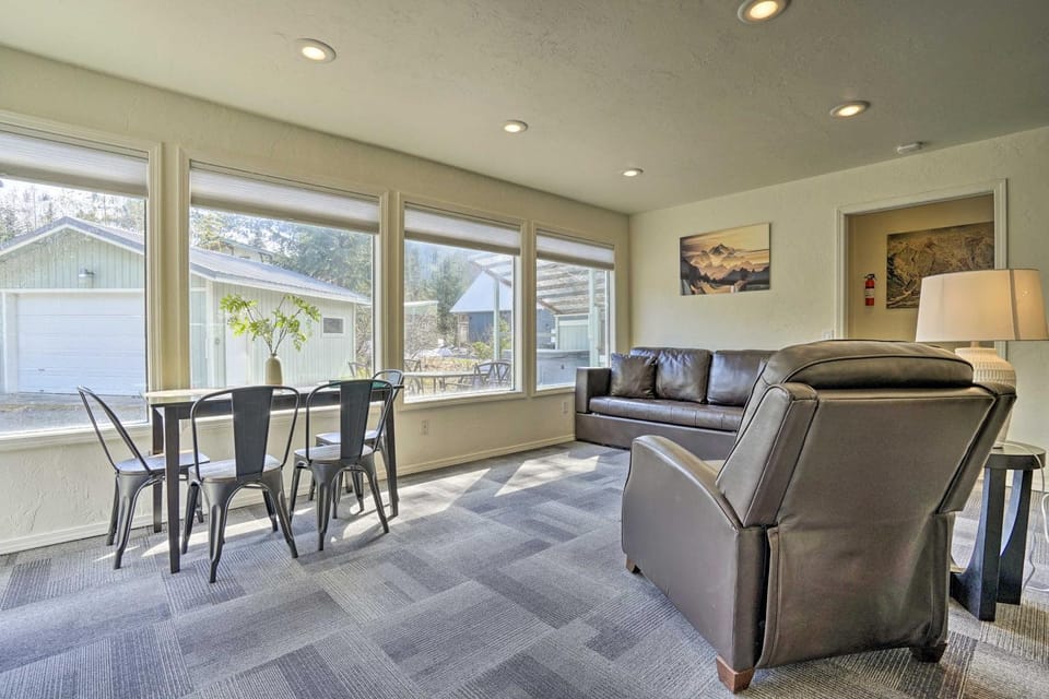 Cabin w/ Hot Tub & Views: 1 Mile to Alyeska Resort Cabin in Anchorage