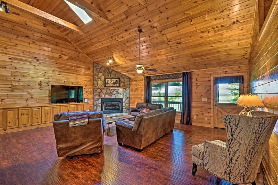 Cozy 'Sunset View' Cabin w/ Game Room & Mtn Views! Cabin in East Ellijay