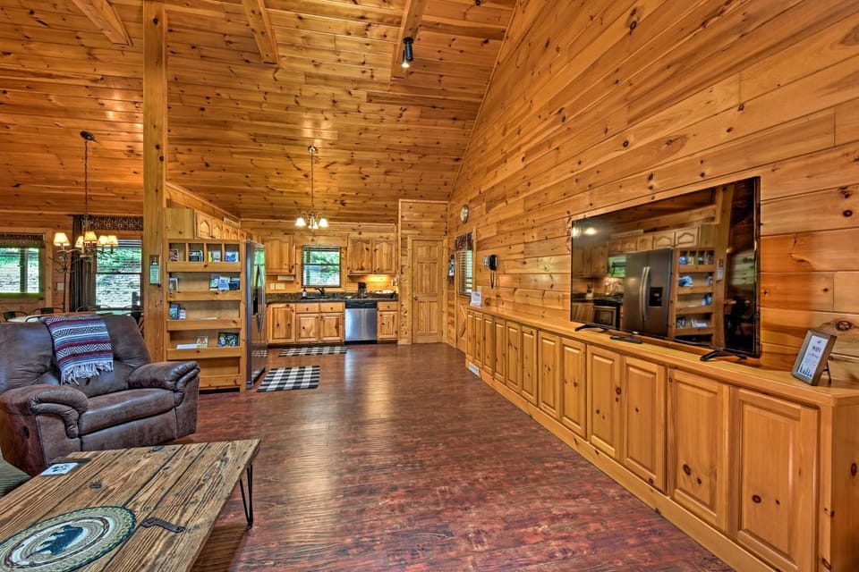 Cozy 'Sunset View' Cabin w/ Game Room & Mtn Views! Cabin in East Ellijay