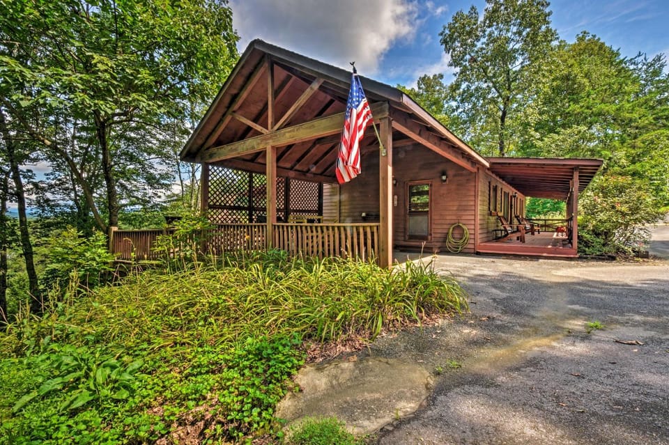 Cozy 'Sunset View' Cabin w/ Game Room & Mtn Views! Cabin in East Ellijay
