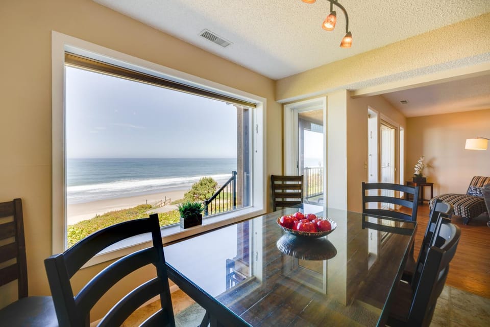 Lincoln Resort Condo with Ocean Views and Pool Access Apartment in Lincoln Beach