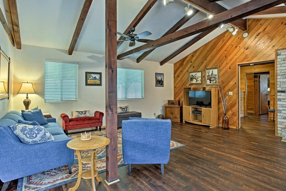 Cozy Home w/ Patio Near Yosemite National Park! House in Sierra Nevada