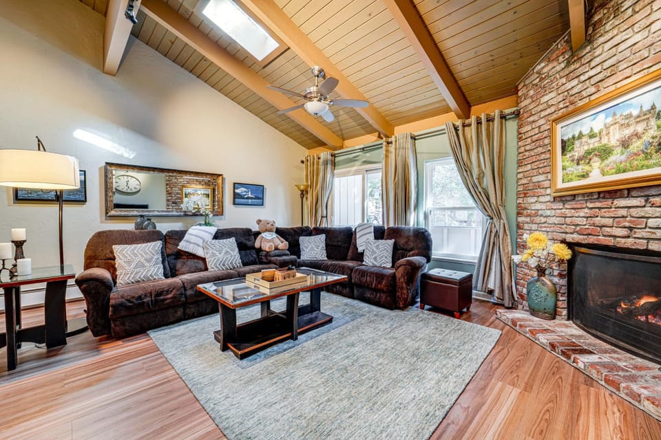 1 Mi to Diamond Peak Ski Resort: Condo w/ Pool House in Incline Village