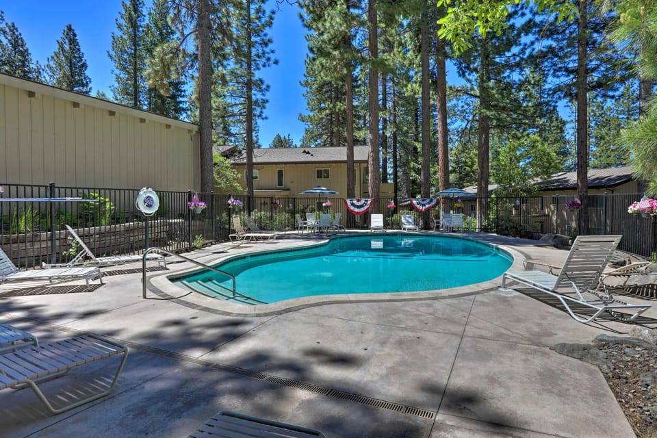 1 Mi to Diamond Peak Ski Resort: Condo w/ Pool House in Incline Village