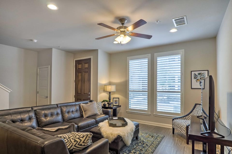 Pool Access: Upscale & Modern Austin Townhome House in Cedar Park