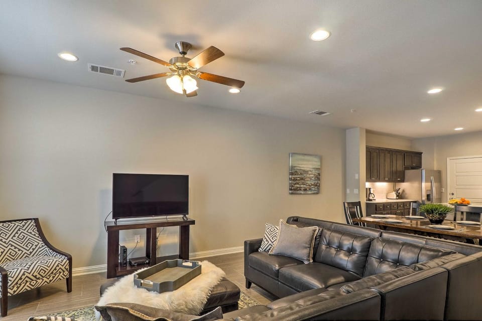 Pool Access: Upscale & Modern Austin Townhome House in Cedar Park