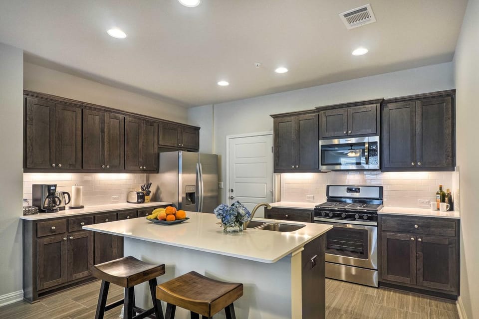 Pool Access: Upscale & Modern Austin Townhome House in Cedar Park