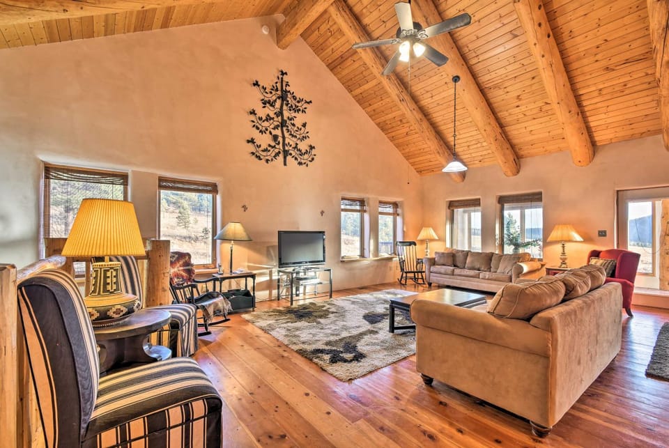 Eagle Nest Home w/ Hot Tub & Views - 5 Min to Lake House in New Mexico