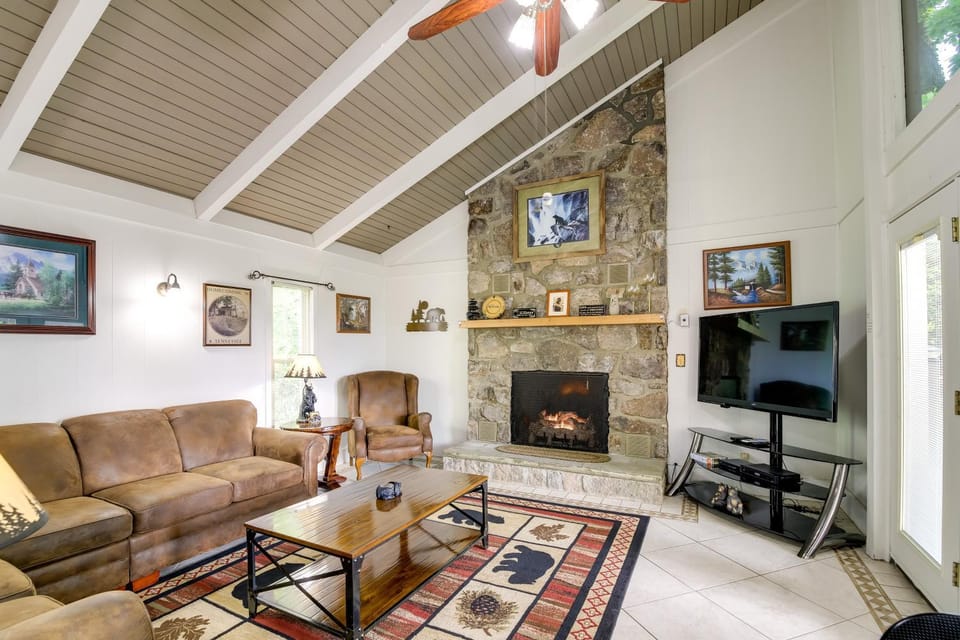 Deck & Stunning Mountain Views: Gatlinburg Home! House in Gatlinburg