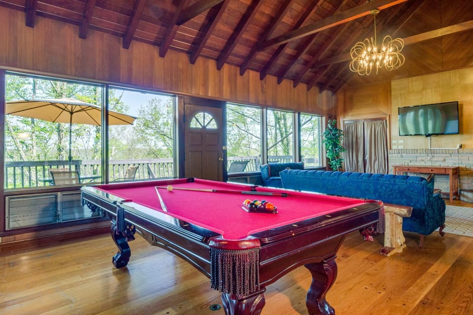 'Ledge Lodge' Burkesville Getaway: Pool & Views! House in Burkesville
