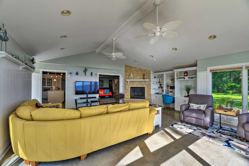 Bayfront Blounts Creek Home: Private Beach + Dock! House in North Carolina