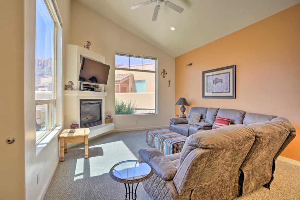Moab Townhome w/ Pool Access + Stunning Mtn Views! House in Utah