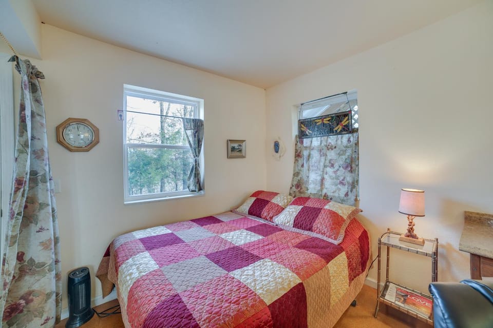 Cozy Rogers Studio Apt with Lake Access and Fire Pit! Apartment in Beaver Lake