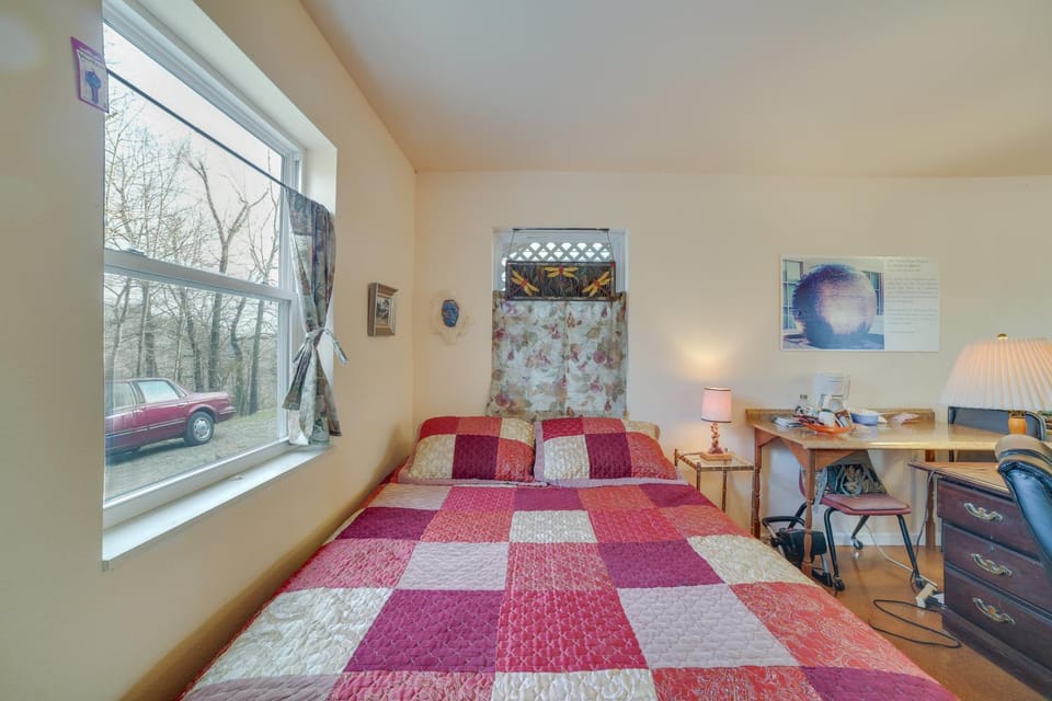 Cozy Rogers Studio Apt with Lake Access and Fire Pit! Apartment in Beaver Lake