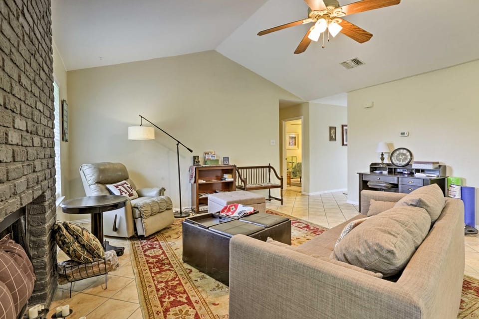 2 Mi to Lake McQueeny Gem with Covered Patio House in McQueeney