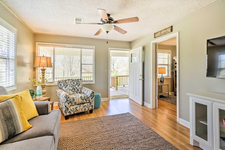 Charming Home with Porch Walk to Greers Ferry Lake! House in Higden