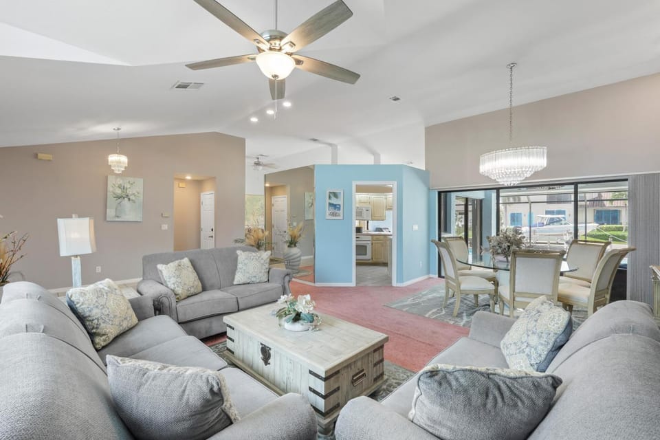 Quiet waterfront home with pool, dock and bicycles House in Marco Island