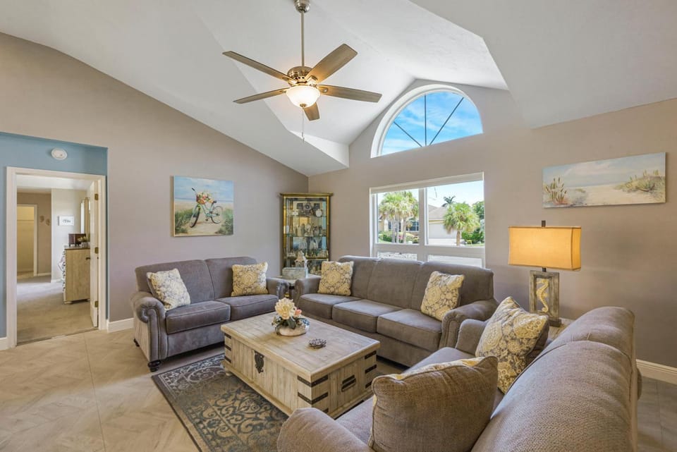 Quiet waterfront home with pool, dock and bicycles House in Marco Island