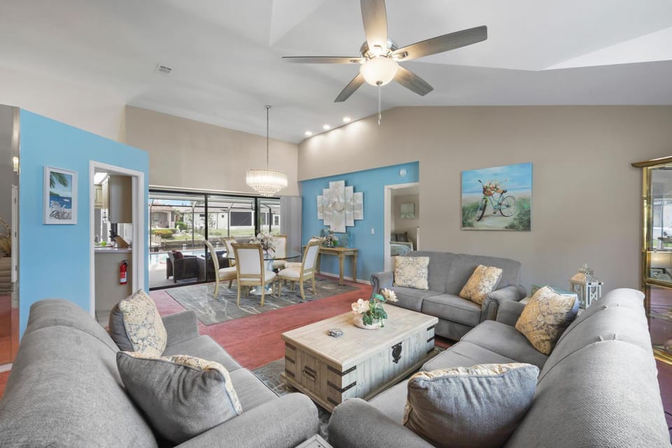 Quiet waterfront home with pool, dock and bicycles House in Marco Island