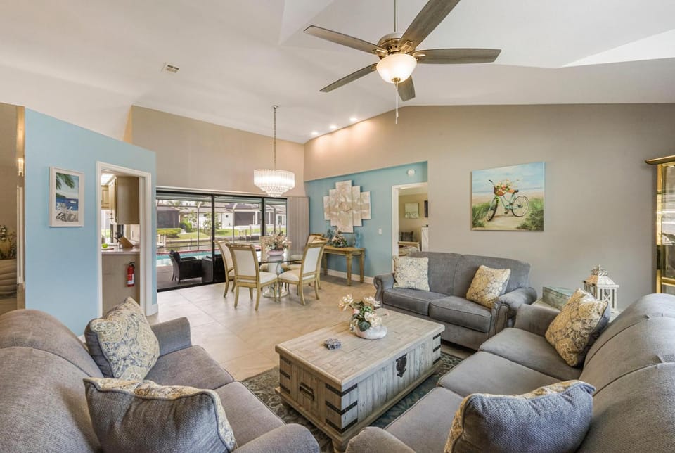 Quiet waterfront home with pool, dock and bicycles House in Marco Island