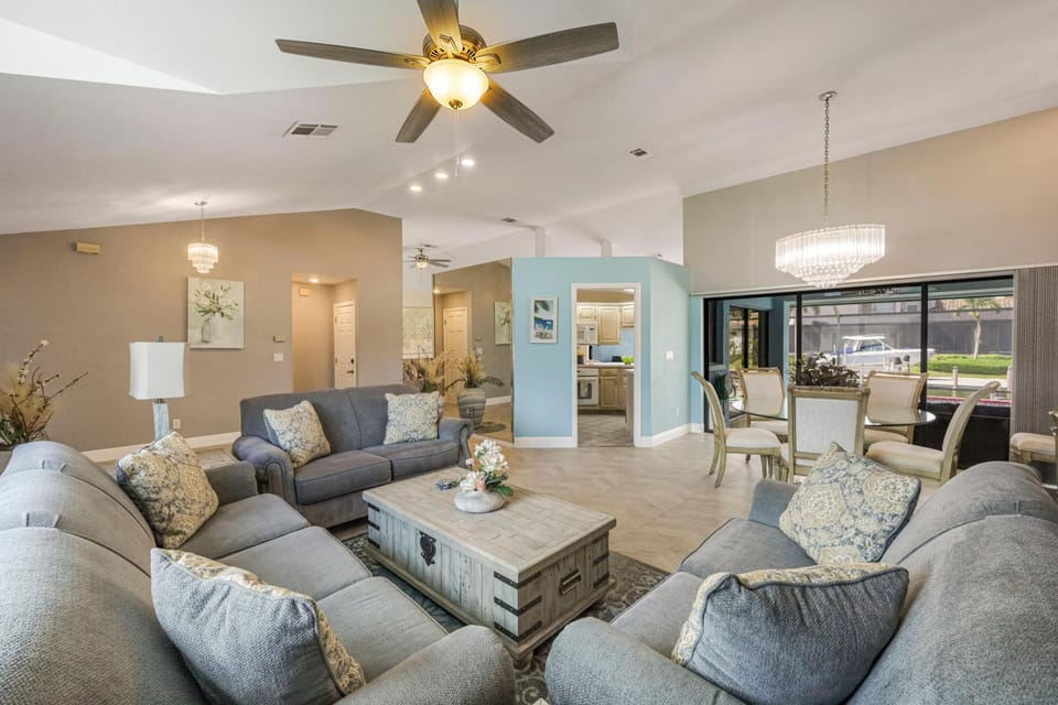 Quiet waterfront home with pool, dock and bicycles House in Marco Island