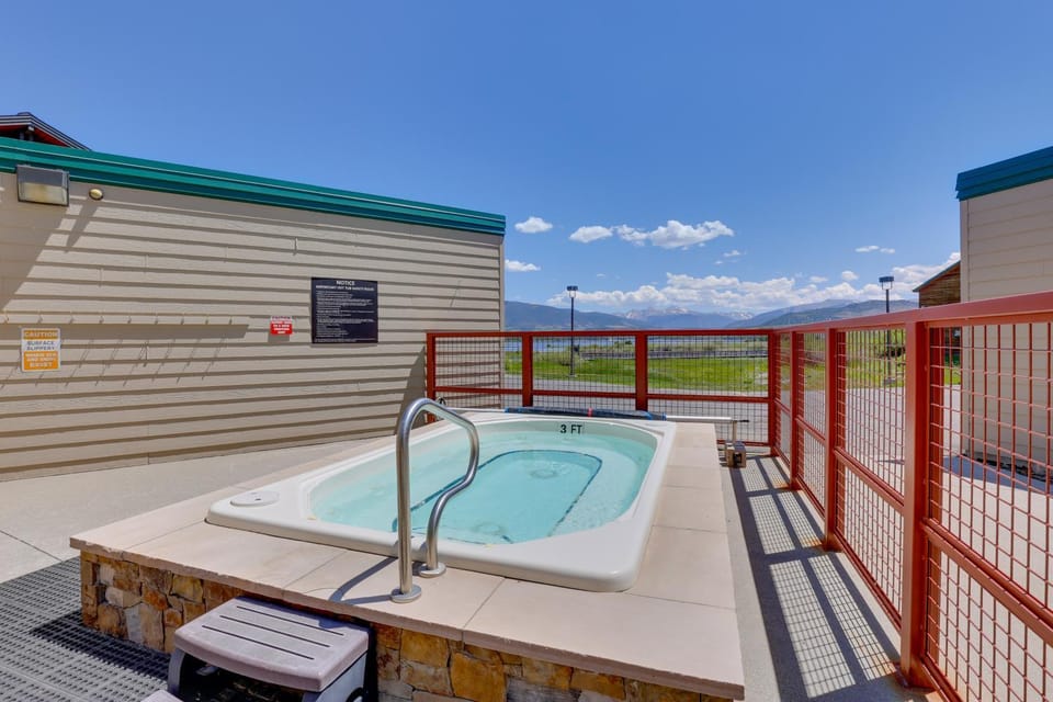 360 Mtn Views & Shared Hot Tub: Cozy Frisco Condo! House in Frisco