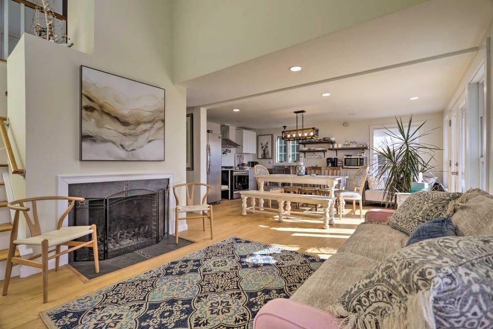 Kayaks, Deck & Pond Access: Rhode Island Retreat! House in Charleston