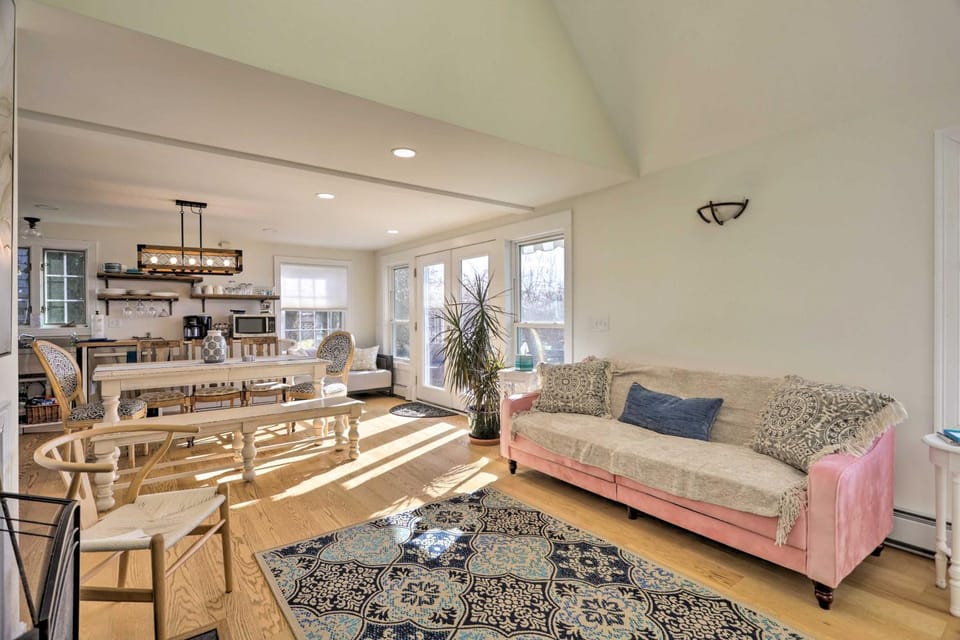 Kayaks, Deck & Pond Access: Rhode Island Retreat! House in Charleston