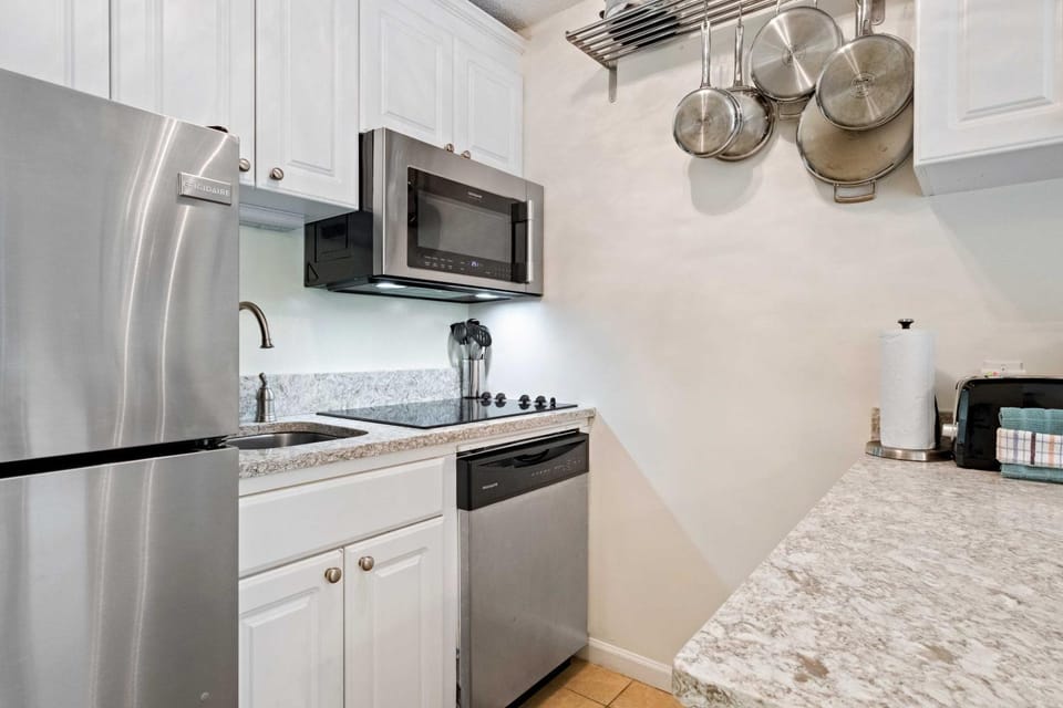 Walk to Bars & Shops: Resort Condo in Hilton Head! House in Coligny Beach